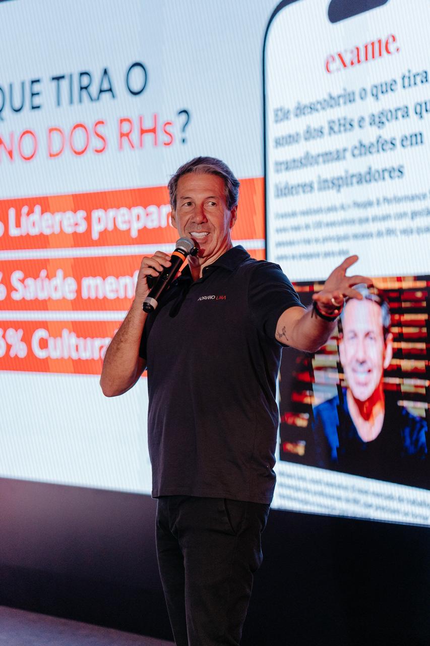 Adriano Lima de camisa preta apresentando a matéria da EXAME sobre o que tira o sono dos RHs